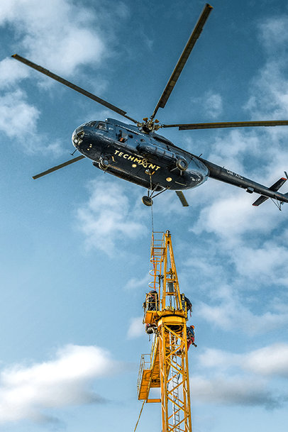 Over the rooftops of Bratislava: helicopter flies Liebherr crane into city’s old town district